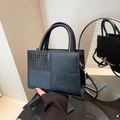 Borsa tote nera con trame a coccodrillo e opache con fibbia metallica dorata fine - Nero