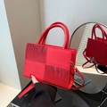 Borsa tote quadrata rossa con design patchwork di perline e manico superiore - Rosso