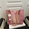 Pinkfarbene Tote Bag mit Jeans-Textur, gewebtem Schultergurt und Plüsch-Anhänger - Roze mit Anhänger