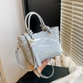 Minimalistische hellgraue Marmor-Beuteltasche mit geknotetem Griff und goldenen Details - Grau