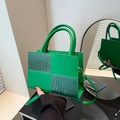 Sac fourre-tout vert élégant en patchwork façon crocodile avec poignées et bandoulière - Vert