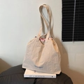 Borsa tote minimalista in nylon beige con coulisse rosa e ricamo blu frontale - Bianco Sporco