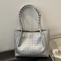 Borsa tote argento metallizzato con trama pied de poule e manici intrecciati alla moda - Argento