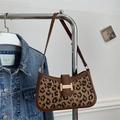 Borsa sottobraccio leopardata con cinturino in pelle marrone e fibbia dorata elegante - Cachi