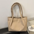 Borsa tote beige con trama pied-de-poule a rilievo e manici intrecciati su sedia - Cachi