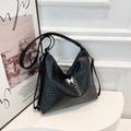 Mochila hobo negra tejida con hebilla de mariposa plateada y gran capacidad interior - Negro