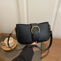 Borsa sottobraccio nera da donna con fibbia decorativa in metallo dorato di alta qualità - Nero