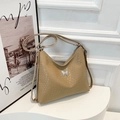 Bolso de hombro caqui con relieve de cocodrilo y adorno de mariposa plateada - Caqui