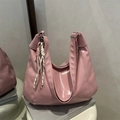 Borsa tote in vernice rosa con finitura lucida e ciondolo in corda intrecciata - Con Ciondolo / Rosa