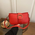 Borsa sottobraccio rossa classica con fibbia dorata vintage e tracolla larga in pelle - Rosso
