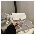 Detalle de bolso blanco en cuero lichi con hebilla dorada y correa ajustable - Blanco