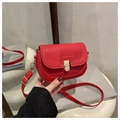 Detalle del bolso de hombro rojo con textura de cuero litchi y cierre metálico dorado - Rojo