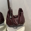 Borsa a spalla in pelle verniciata rosso scuro con nodo a sfera d'argento e charm - Con Ciondolo / Rosso