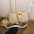 Sac sous le bras crème chic avec boucle mors en métal et cuir texturé élégant - Kaki