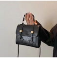 Detalle del mini bolso cuadrado negro de cuero PU mate con letras en relieve y estrellas - Negro