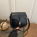 Bolso de montura clásico en cuero PU negro con cierre dorado y correa ajustable - Negro
