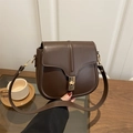 Bolso montura minimalista en cuero marrón oscuro con cierre dorado y detalle de correa - Marrón