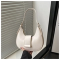 Detalle del bolso hobo crema mostrando piel lisa y la hebilla dorada en el lateral - Blanco