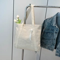 Große cremefarbene Strohtasche für Damen mit Quastenanhänger und floralen Akzenten - Mit Anhänger / Gebrochenes Weiß