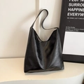 Bolso tote hobo minimalista de gran tamaño en cuero sintético negro para el diario - Negro