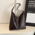 Bolso tote grande minimalista en cuero sintético marrón oscuro con textura natural - Marrón