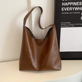 Bolso tote hobo grande en color marrón de cuero sintético con textura plisada - Caqui