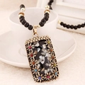 Collana lunga bohémien con ciondolo in conchiglia colorata e dettagli in strass - Rettangolo