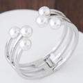 Vue détaillée du bracelet jonc argenté à trois couches avec six perles blanches - Style 3 Couches 6 Perles (wl0150706129) / Argenté