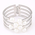 Détail du bracelet multi-rangs argenté avec six perles blanches et fermoir articulé - Style 5 Couches 8 Perles (11050409)