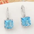 Dettaglio di orecchini a cerchio in argento con zircone blu quadrato e pavé di cristalli - Stile Quadrato Celeste (wl015070650)