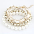 Ensemble de bracelets multicouches bohème avec perles blanches et or sur fond blanc pur - Blanc