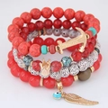 Dettaglio di braccialetti bohémien multistrato con perline e ciondoli ancora, corona e ala - Rosso (wl100922149)