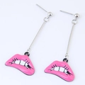 Ohrhänger mit rosa Lippen im Pop-Art-Stil, weißen Zähnen und schwarzen Wimpern - Rosenrot
