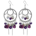 Largos pendientes boho plateados con cuentas púrpuras y borlas de metal en fondo blanco - Morado