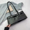 Glänzende schwarze Baguette-Tasche mit silberner Schnalle und Riemen im modischen Stil - Schwarz