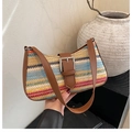 Bunte gewebte Strohschultertasche mit Streifenmuster und braunen Lederriemen für den Sommer - Mehrfarbig-Braun