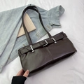 Dunkelbraune Baguette-Schultertasche aus glänzendem Lackleder mit silberner Metallschnalle - Braun