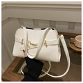 Gros plan du sac à main blanc en cuir avec boucle dorée et bandoulière au café - Blanc