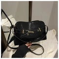 Détail du sac à main vintage en similicuir noir avec boucle dorée et bandoulière réglable - Noir