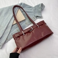 Dunkelrote Lackleder-Unterarmtasche mit Vintage-Silberschnalle und glänzendem Finish - Rot
