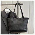 Detail van zwarte geweven strotextuur en luxe lederen rand op deze grote tote bag - Zwart