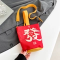 Sac bandoulière en toile rouge avec calligraphie blanche et sangle réglable assortie - Rouge
