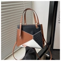 Detalle de mini bolso geométrico tricolor con textura tejida y correa de hombro ajustable - Marrón