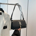 Sac bandoulière noir motif crocodile avec fermoir S doré et longs glands élégants - Noir
