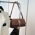 Sac à rabat marron effet crocodile avec pampille dorée et bandoulière à nœud élégante - Marron