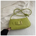 Detail der avocadogrünen PU-Ledertasche mit großer Goldschnalle und Knotenschultergurt - Grün