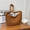 Bolso de hombro tipo nube acolchado marrón en nailon con diseño de media luna y correa - Marrón