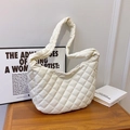 Bolso hobo acolchado beige elegante con gran capacidad y costuras de diamantes suaves - Blanco