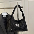 Schicke schwarze Plissee-Baguette-Tasche mit silbernem Schmetterling und Metallic-Finish - Schwarz