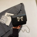 Borsa a tracolla in pelle nera con fiocco argento e forma quadrata compatta - Nero